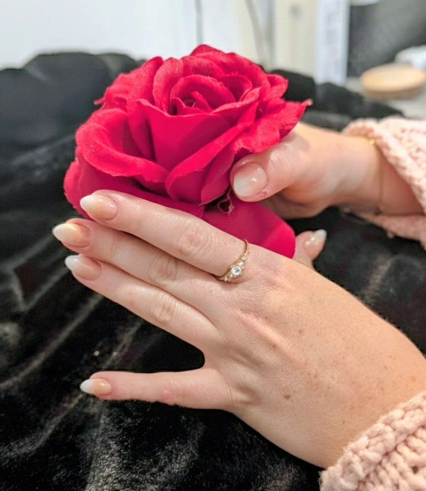 Nude-Babyboomer-Nägel mit roter Rose