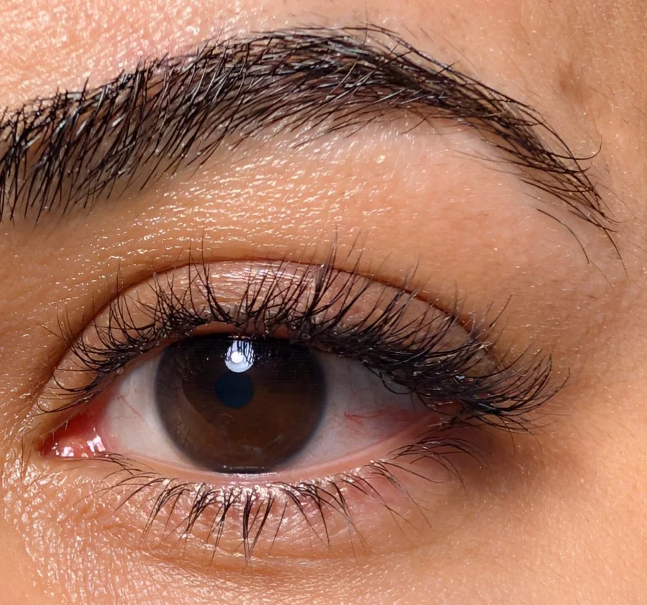 Nahaufnahme eines Auges mit Volumenwimpern